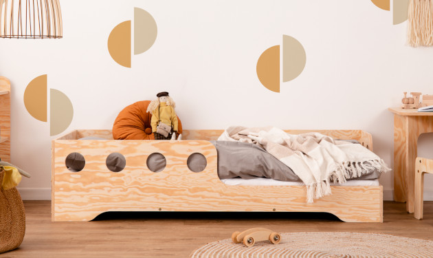 Drewniane łóżko z barierkami TILA 5 wykonane ze sklejki sosnowej w kolorze naturalnego drewna z wejściem po prawej stronie